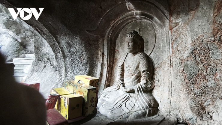 Bức tượng phù điêu cổ được tạc trong vách đá.