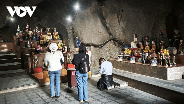 Nhánh thứ hai được sắp xếp như một điện thờ Mẫu.