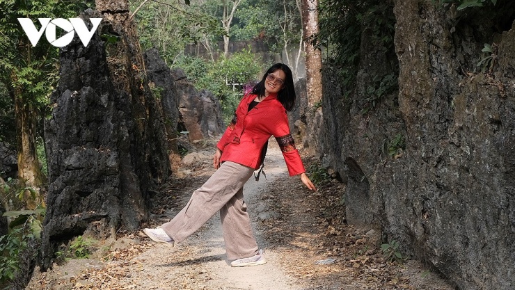 Du khách thỏa thích check-in trên những cung đường xen giữa khe núi đá vôi trầm mặc...