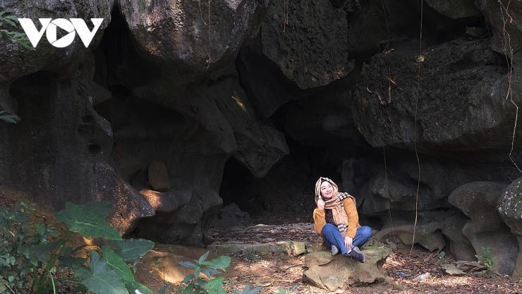 ... hay những hang động nhỏ huyền bí dưới ánh nắng xuyên qua tán lá rừng...