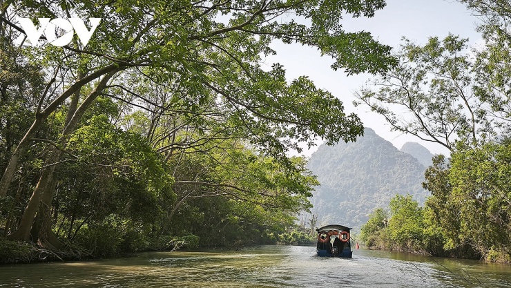 Du khách khám phá cung đường chùa Bảo Đài - động Tuyết Sơn có thể đi bằng thuyền, về bằng đường bộ hoặc theo chiều ngược lại khiến cho hành trình luôn mới mẻ.