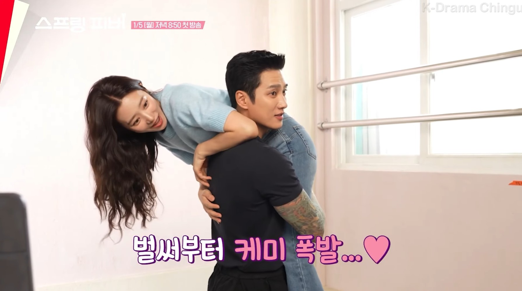 Lần đầu thấy cặp đôi ngôn tình mà mặt nhà gái chỉ bằng bắp tay nhà trai, đúng là truyện tranh không lừa người- Ảnh 3.