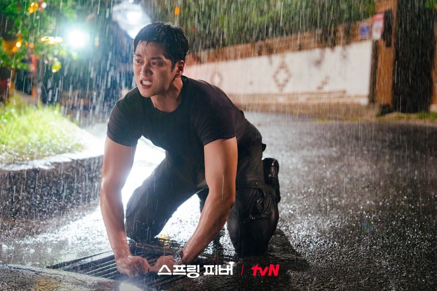 Lần đầu thấy cặp đôi ngôn tình mà mặt nhà gái chỉ bằng bắp tay nhà trai, đúng là truyện tranh không lừa người- Ảnh 7.