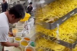 Chủ lò mì sợi mô tả công đoạn trộn hàn the khi sản xuất