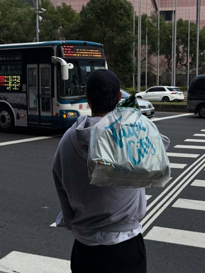 Song Joong Ki xách túi rác thôi cũng khiến 290.000 người ngỡ ngàng- Ảnh 3.