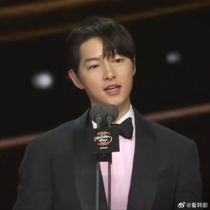 Song Joong Ki xách túi rác thôi cũng khiến 290.000 người ngỡ ngàng- Ảnh 6.