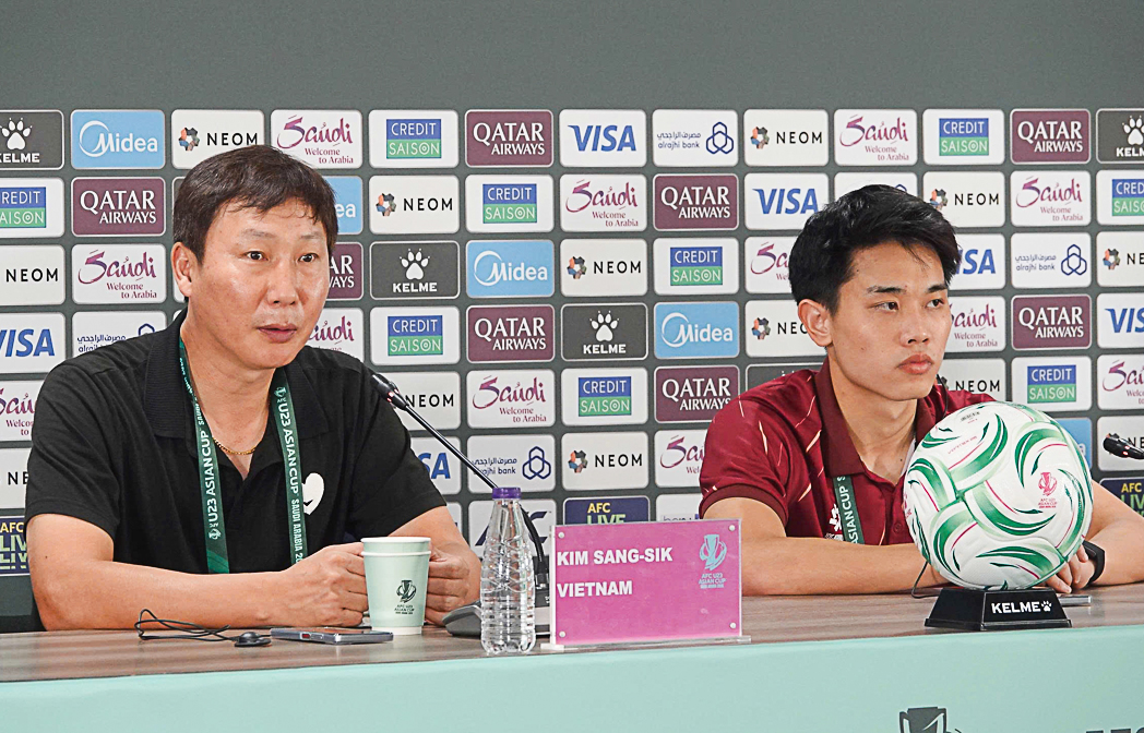 Báo chí Hàn Quốc khen HLV Kim Sang-sik 'dùng người táo bạo, chiến thắng như phép màu'- Ảnh 2.