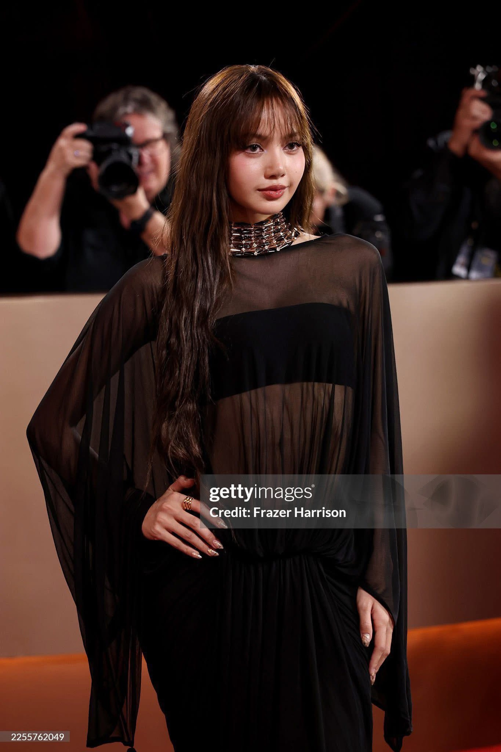 Hai chiếc váy gây sốt của Lisa: Xu hướng mặc bạo trở lại - 3 Hai chiếc váy gây sốt của Lisa: Xu hướng mặc bạo trở lại - 3