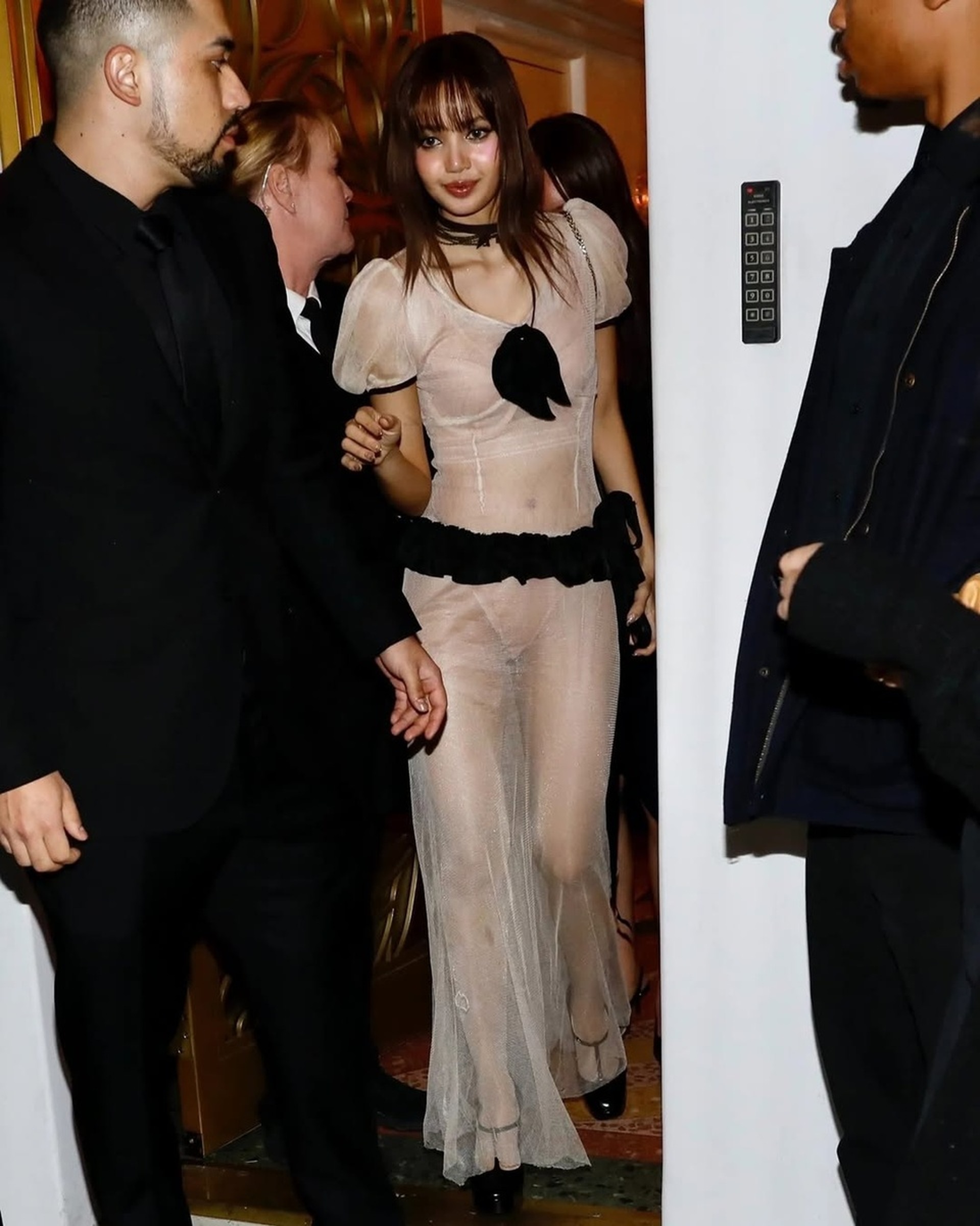 Hai chiếc váy gây sốt của Lisa: Xu hướng mặc bạo trở lại - 6 Hai chiếc váy gây sốt của Lisa: Xu hướng mặc bạo trở lại - 6