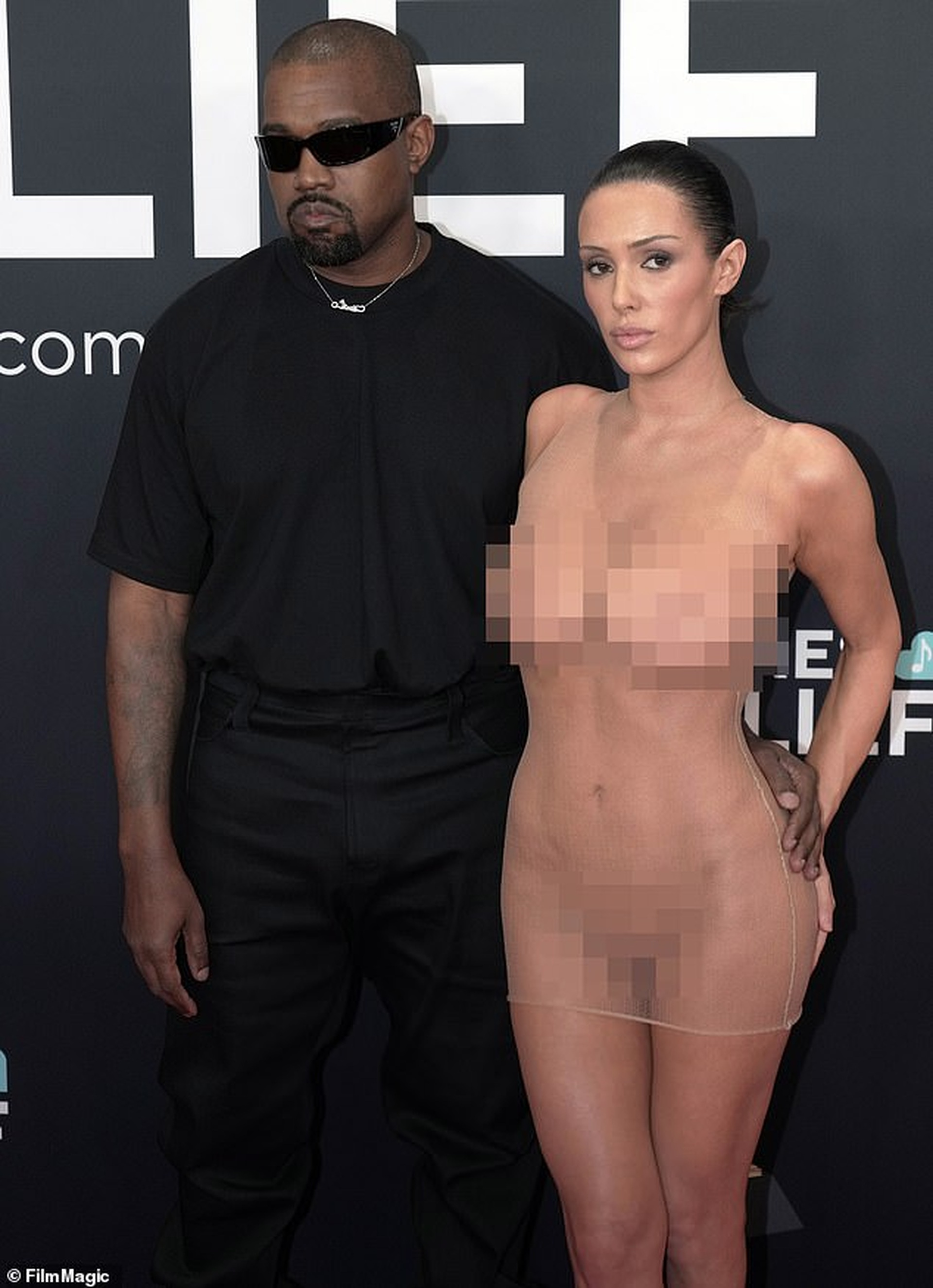 Hai chiếc váy gây sốt của Lisa: Xu hướng mặc bạo trở lại - 17 Hai chiếc váy gây sốt của Lisa: Xu hướng mặc bạo trở lại - 17