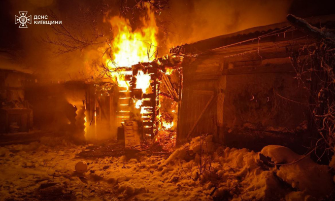 Hỏa hoạn tại tỉnh Kiev sau đòn tập kích của Nga trong ảnh đăng ngày 13/1. Ảnh: SES