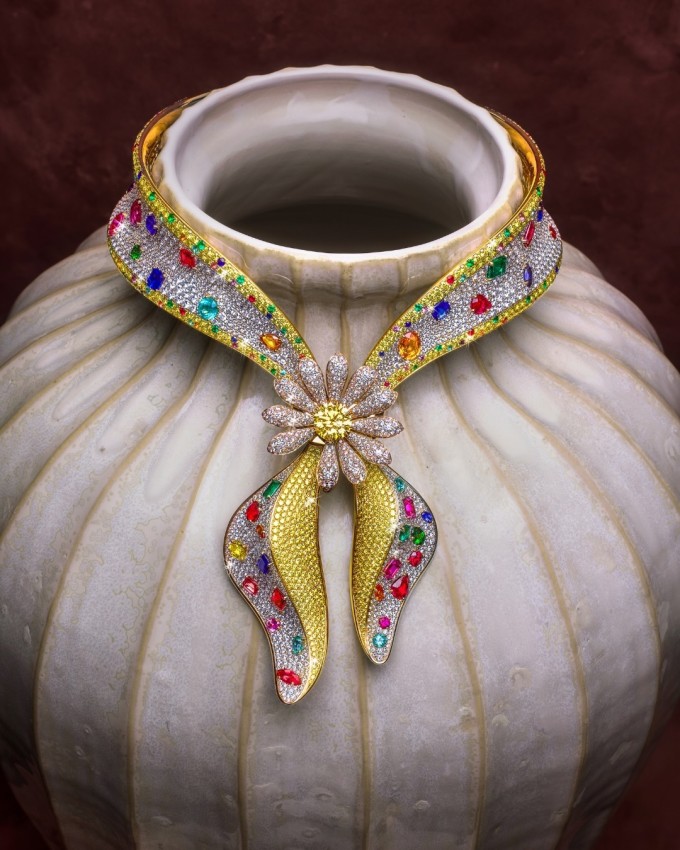 Khăn quàng bằng vàng, kim cương của G-Dragon 1 Thiết kế Bandana Royale tốn nhiều tuần thực hiện. Ảnh: Jacob & Co.