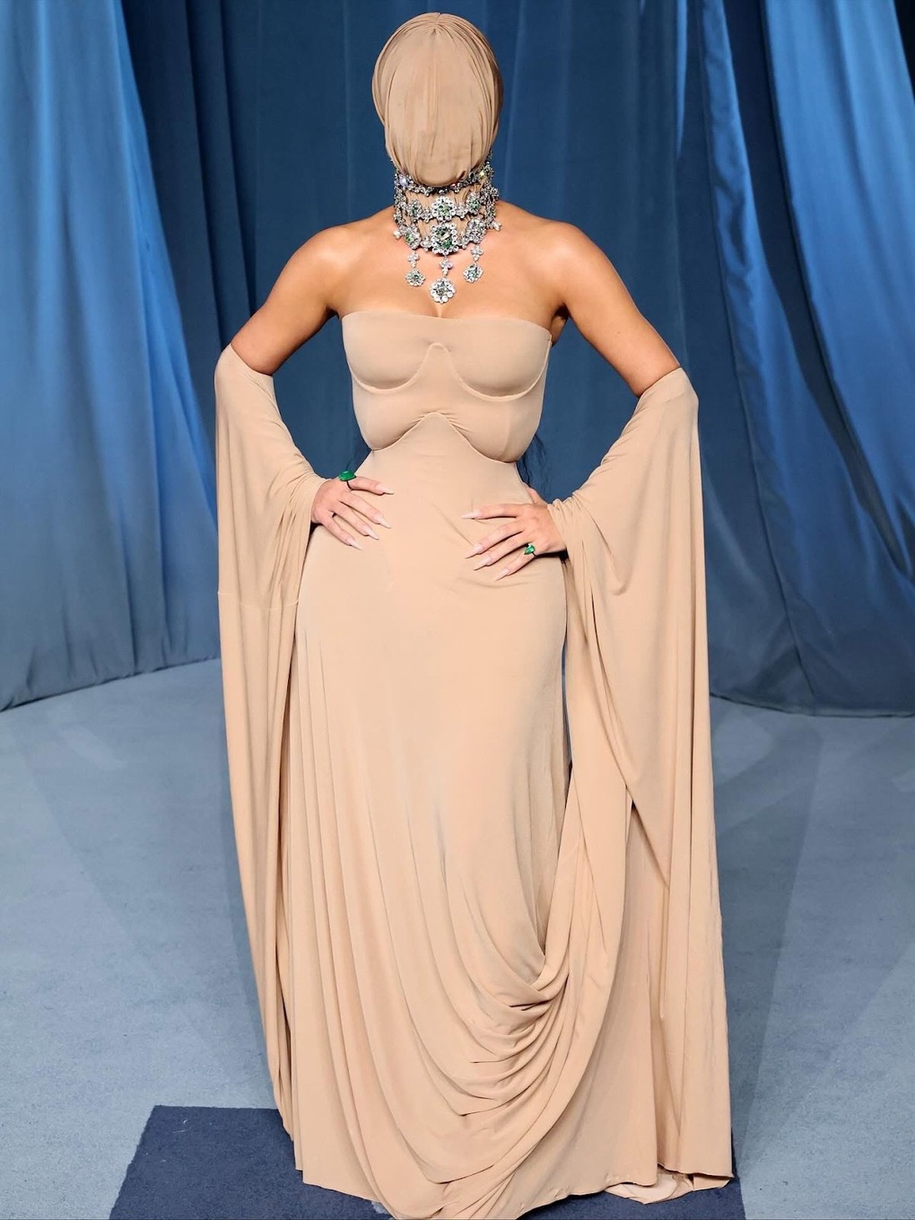 Jennie lấn át Kim Kardashian trong cuộc so kè diện váy bó sát - 2