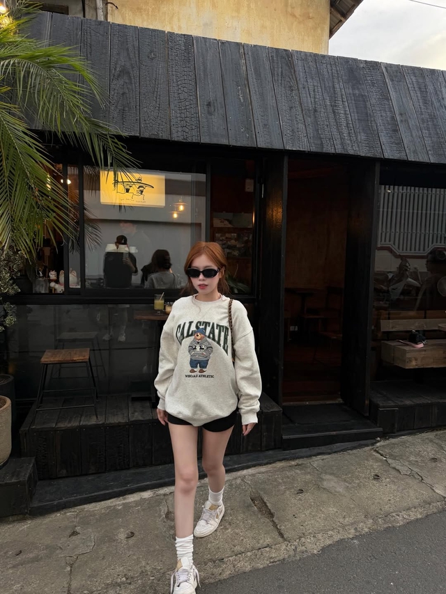 Áo nỉ phối quần shorts tạo bản phối ‘trái mùa’ đầy ngẫu hứng 2 Áo nỉ phối quần shorts tạo bản phối ‘trái mùa’ đầy ngẫu hứng - Ảnh 2.