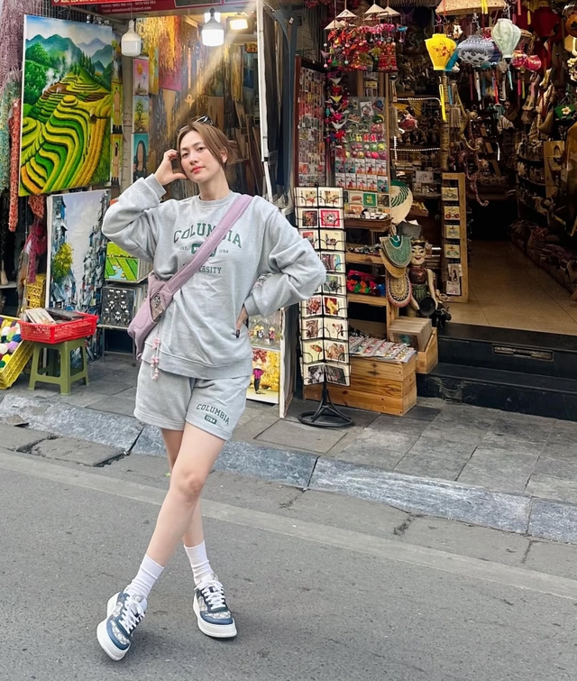 Áo nỉ phối quần shorts tạo bản phối ‘trái mùa’ đầy ngẫu hứng 3 Áo nỉ phối quần shorts tạo bản phối ‘trái mùa’ đầy ngẫu hứng - Ảnh 3.