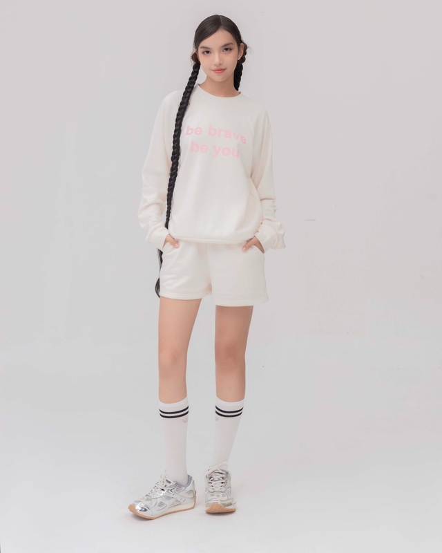 Áo nỉ phối quần shorts tạo bản phối ‘trái mùa’ đầy ngẫu hứng 6 Áo nỉ phối quần shorts tạo bản phối ‘trái mùa’ đầy ngẫu hứng - Ảnh 6.