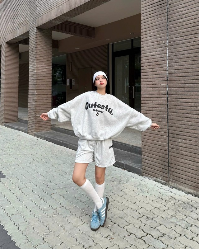 Áo nỉ phối quần shorts tạo bản phối ‘trái mùa’ đầy ngẫu hứng 7 Áo nỉ phối quần shorts tạo bản phối ‘trái mùa’ đầy ngẫu hứng - Ảnh 7.