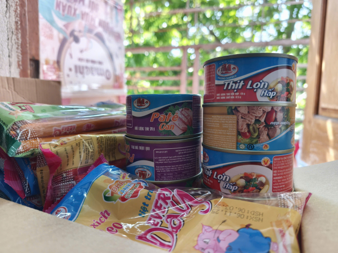 Sản phẩm của Công ty Đồ hộp Hạ Long bị các đại lý ở Hải Phòng thu gom, đóng thùng, trả lại nhà phân phối. Ảnh: Lê Tân