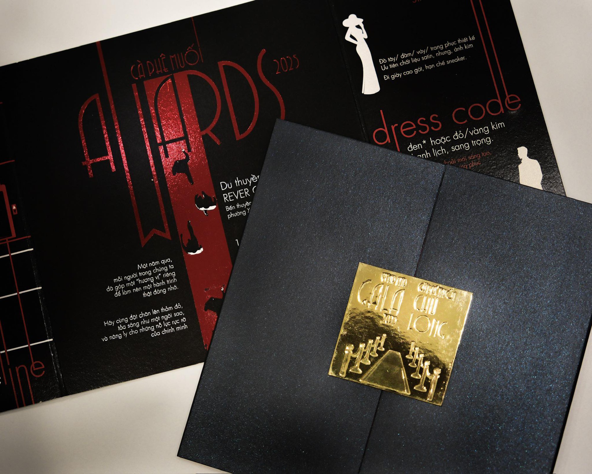 Lạ đời tiệc cuối năm của Cà Phê Muối Chú Long, nhìn không kỹ còn tưởng lễ trao giải- Ảnh 2.