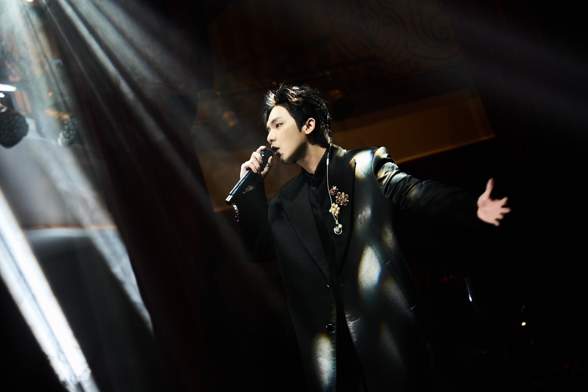 Lạ đời tiệc cuối năm của Cà Phê Muối Chú Long, nhìn không kỹ còn tưởng lễ trao giải- Ảnh 7.