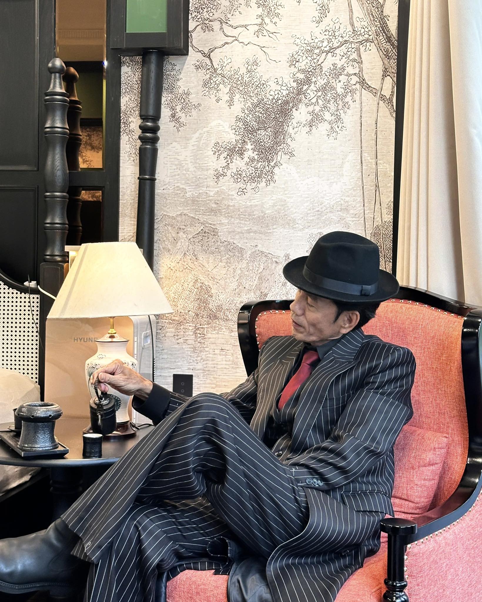 Lạ đời tiệc cuối năm của Cà Phê Muối Chú Long, nhìn không kỹ còn tưởng lễ trao giải- Ảnh 10.