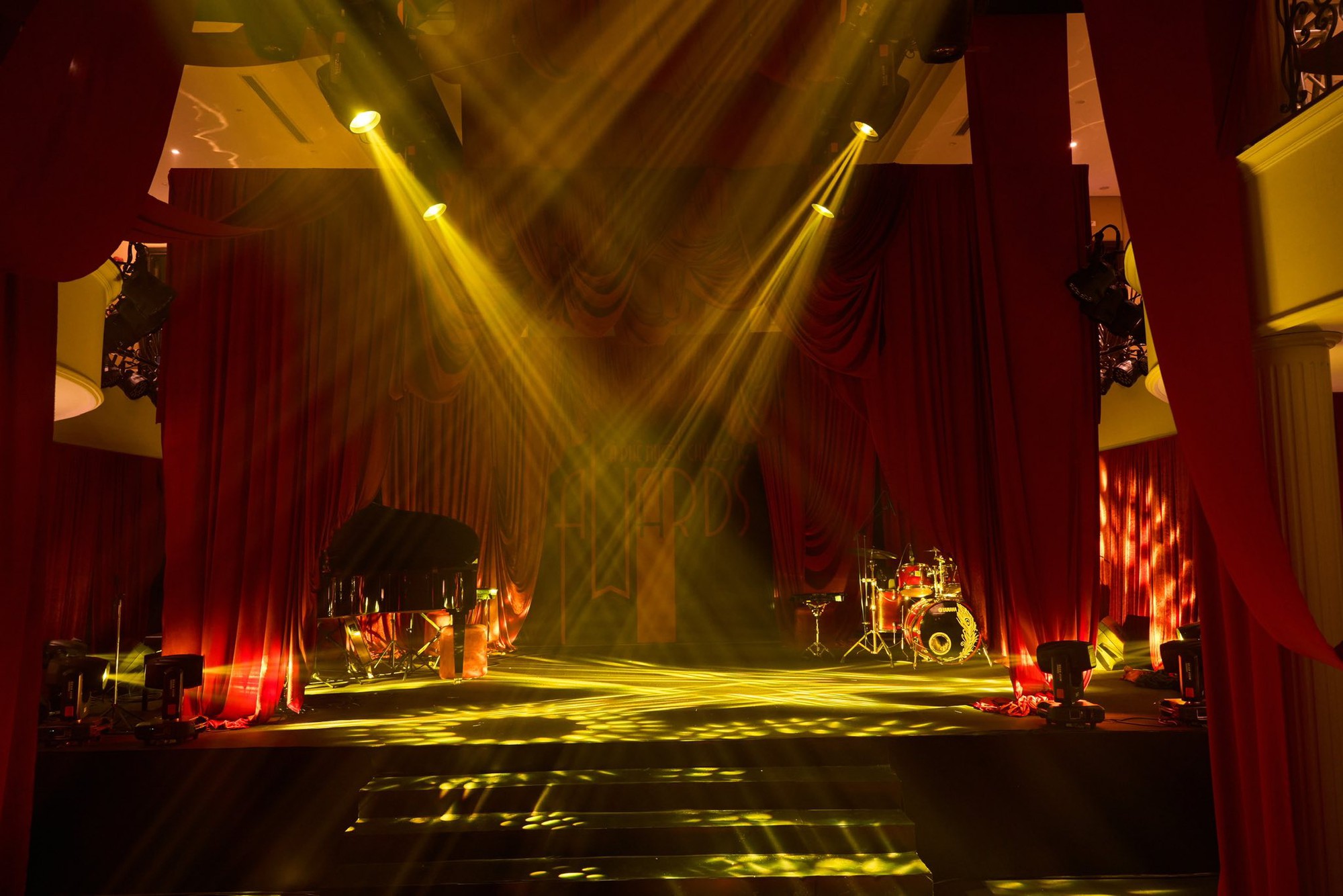 Lạ đời tiệc cuối năm của Cà Phê Muối Chú Long, nhìn không kỹ còn tưởng lễ trao giải- Ảnh 9.