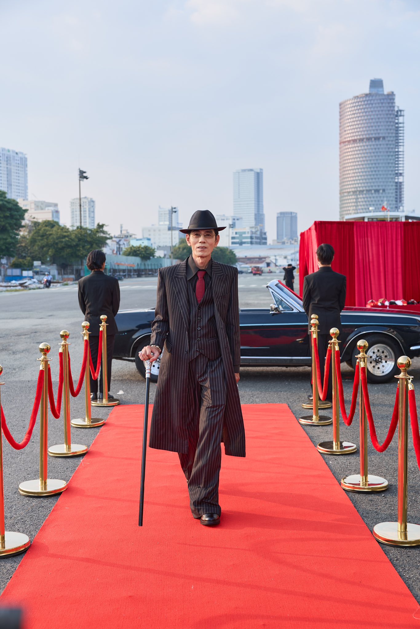 Lạ đời tiệc cuối năm của Cà Phê Muối Chú Long, nhìn không kỹ còn tưởng lễ trao giải- Ảnh 11.