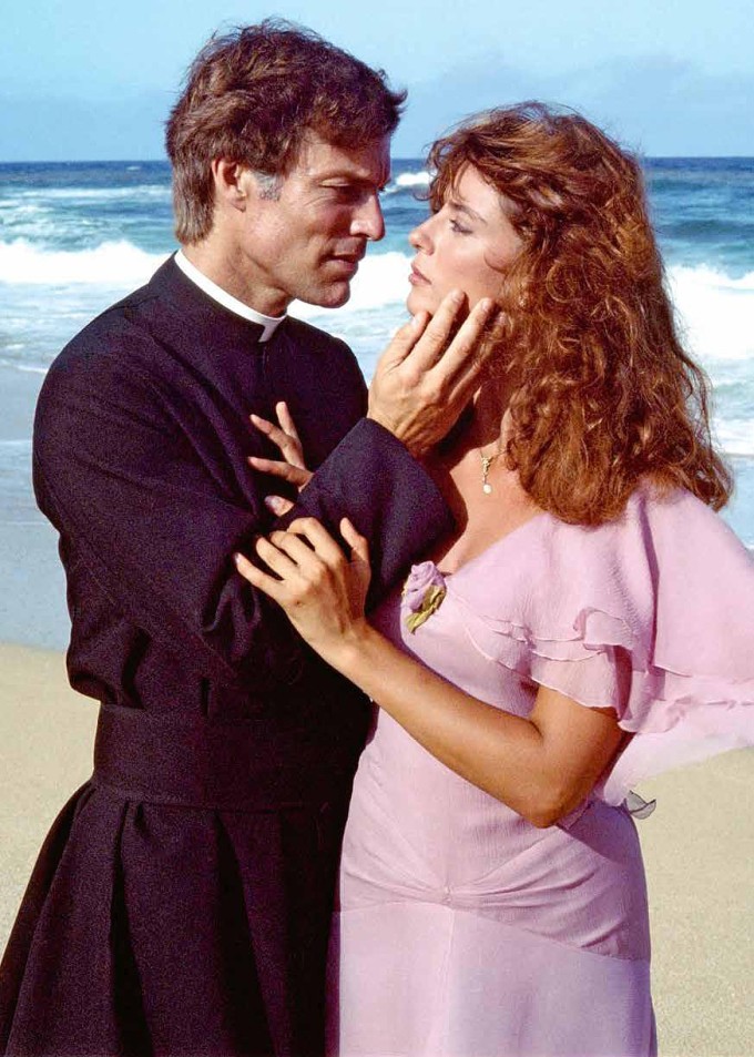 Rachel Ward bên tài tử Richard Chamberlain - người đóng Cha Ralph - trong 'Tiếng chim hót trong bụi mận gai'.