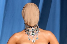 Kim Kardashian bị ví như 'dọa ma' trên thảm đỏ khi trùm kín mặt