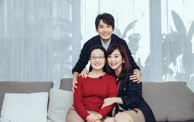 Trương Đạc bên mẹ và vợ. Ảnh: Mp Weekly