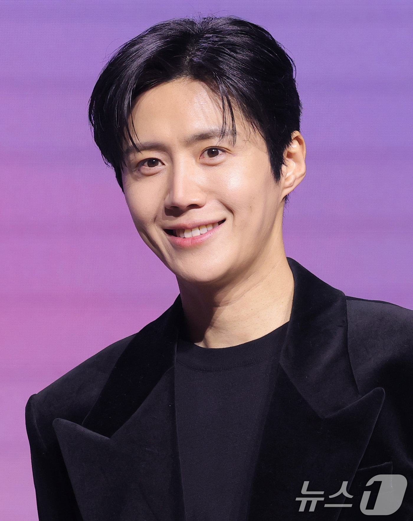 MXH mê mẩn phiên dịch viên đẹp nhất Hàn Quốc: Cười lên sáng bừng khung hình, nể nhất học 3 thứ tiếng trong 4 tháng- Ảnh 3.