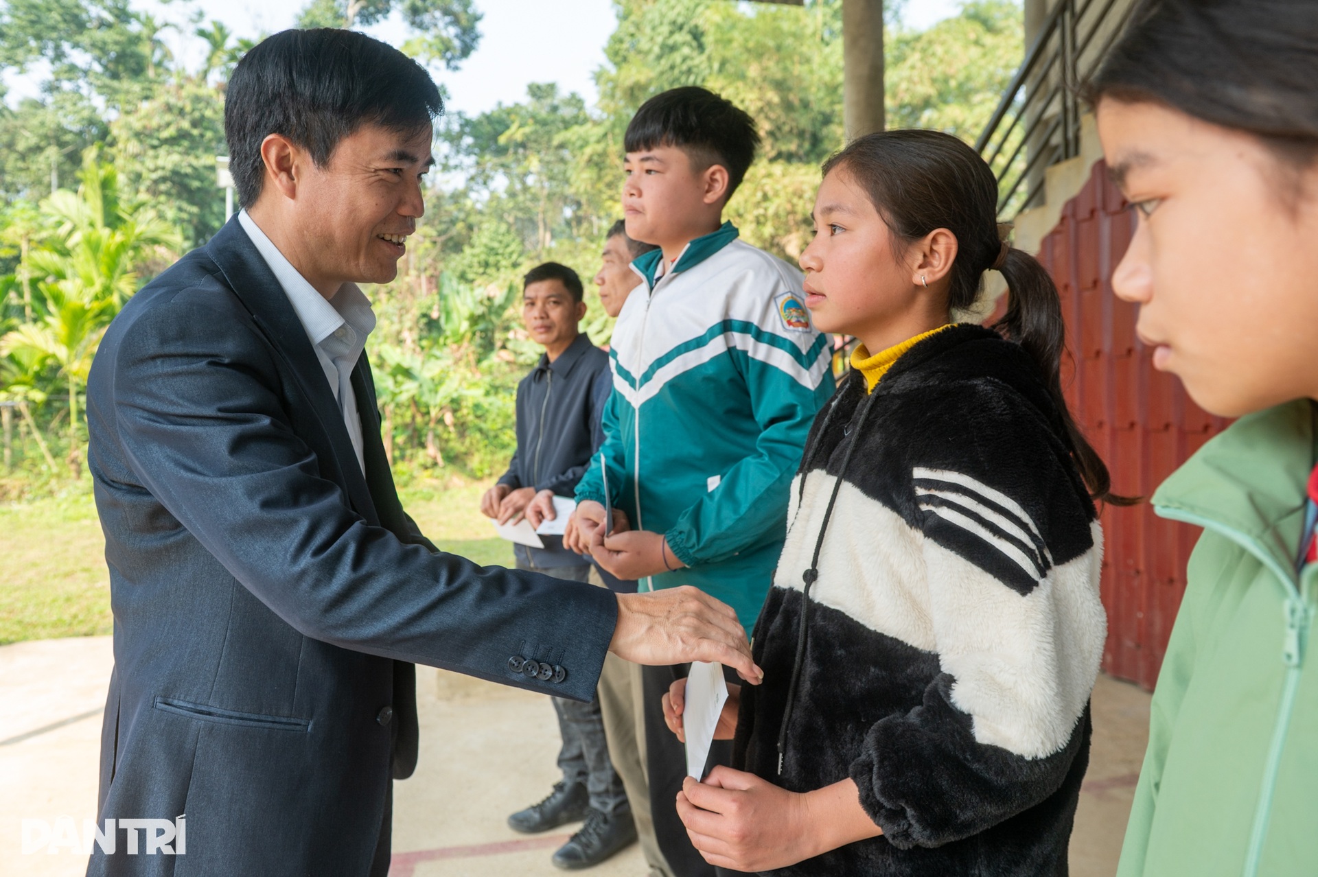 Khánh thành nhà Nhân ái ở Phú Thọ, giúp 6 hộ nghèo hoàn thành giấc mơ an cư - 12 Khánh thành nhà Nhân ái ở Phú Thọ, giúp 6 hộ nghèo hoàn thành giấc mơ an cư - 12