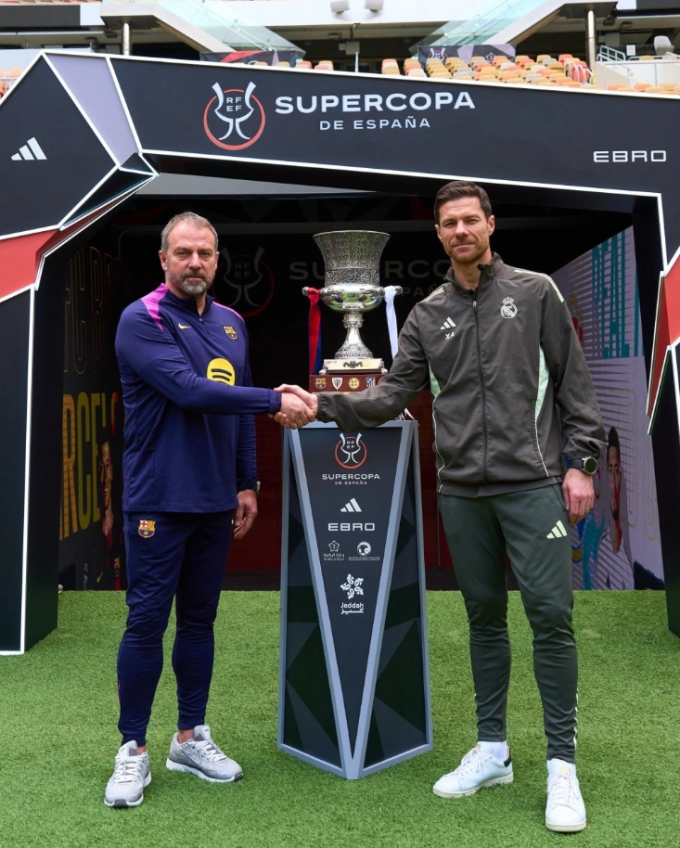 HLV Xabi Alonso (phải) bắt tay Hansi Flick một ngày trước chung kết Siêu Cup Tây Ban Nha. Ảnh: FC Barcelona