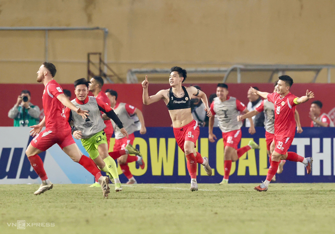 Tiền đạo Công an Hà Nội Nguyễn Đình Bắc (giữa) mừng bàn thắng ở phút 90, trong trận thắng Bắc Kinh Quốc An 2-1 ở lượt năm bảng E AFC Champions League Two 2025-2026, trên sân Hàng Đẫy, Hà Nội ngày 27/11/2025. Ảnh: Hoàng Huynh