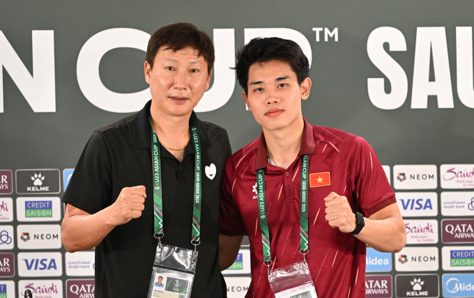 HLV Kim Sang-sik (trái) và Nguyễn Đình Bắc tham dự họp báo sau trận Việt Nam thắng Arab Saudi 1-0 ở lượt cuối bảng A VCK U23 châu Á 2026, trên sân Prince Abdullah Al Faisal ở Jeddah, Arab Saudi ngày 12/1/2026. Ảnh: AFC