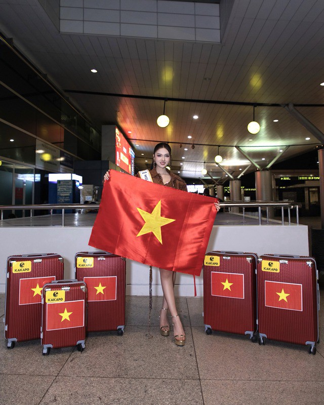 Được biết, Á hậu Thu Ngân đã chuẩn bị hơn 100kg hành lý với gần 30 bộ cánh để đến Miss Intercontinental. Trong đó có bộ trang phục dân tộc “Châu Ro cầu mùa" - giới thiệu nét đẹp văn hóa, đời sống tinh thần phong phú của đồng bào dân tộc Châu Ro đến với bạn bè thế giới. Bên cạnh đó, trang phục dạ hội cho đêm chung kết mang tên “Desert Flame” - Ngọn lửa bất diệt giữa sa mạc, lấy cảm hứng từ vẻ đẹp rực cháy và trường tồn của sa mạc Ai Cập cũng được người đẹp mang theo.