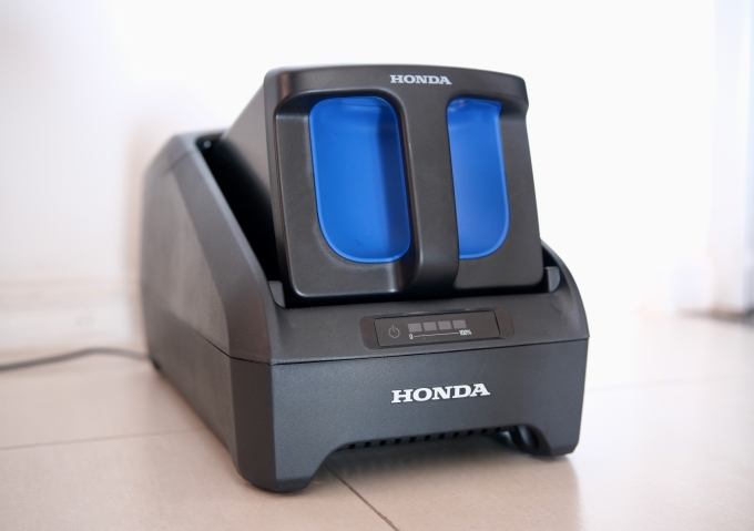 Bộ sạc tại nhà kèm theo xe. Ảnh: Hồ Tân