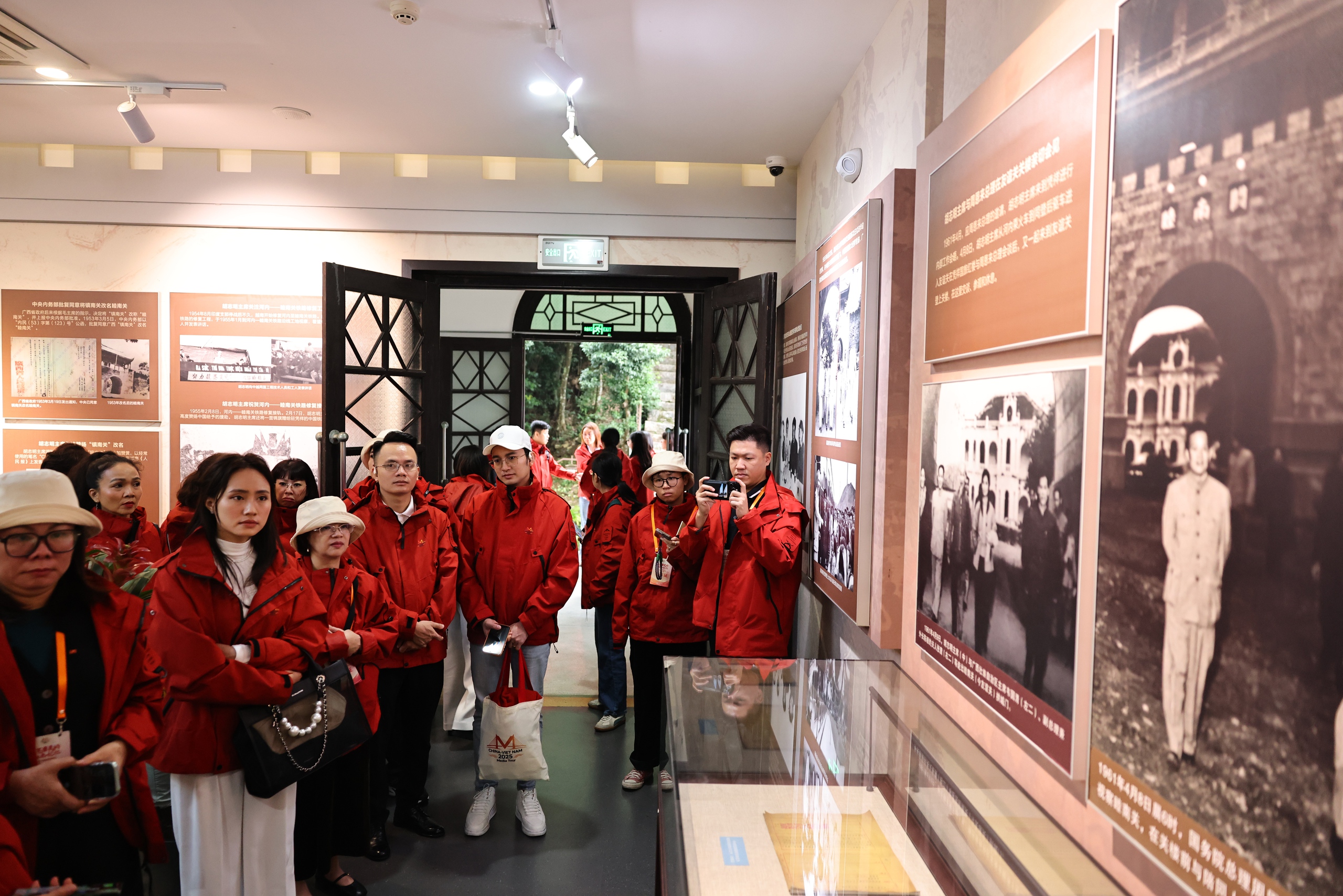 Không gian văn hóa tại cửa khẩu Hữu Nghị giữa Việt Nam và Trung Quốc - Ảnh 3.