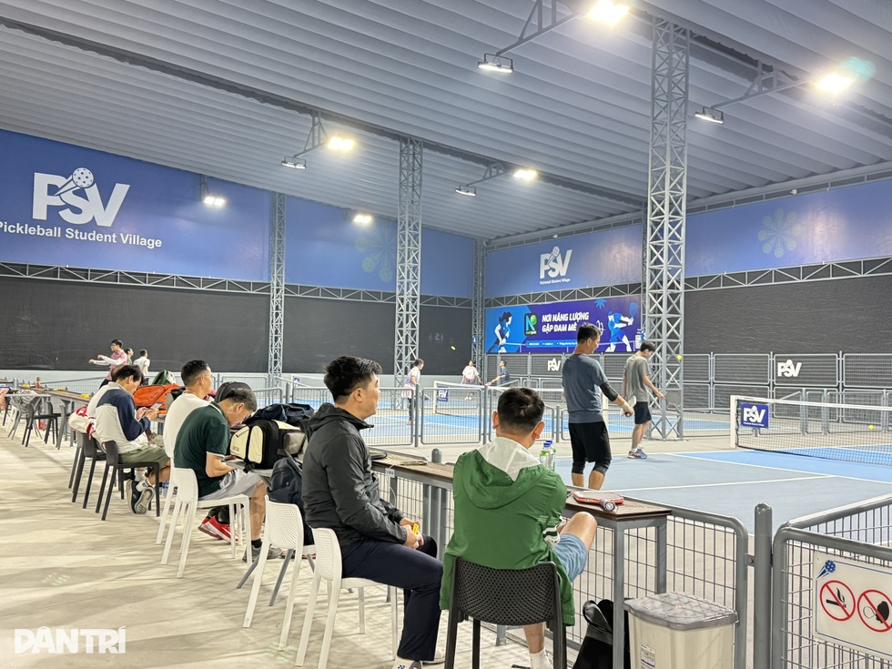 Sống cạnh sân pickleball: Cư dân ở Hà Nội đeo bịt tai, không muốn về nhà - 4