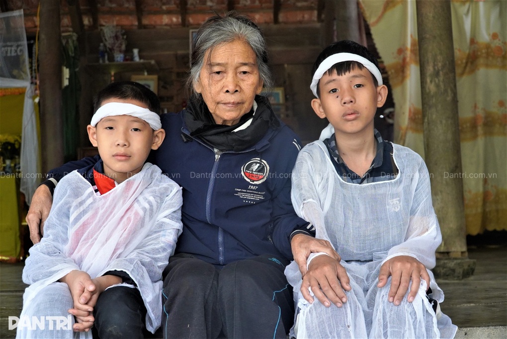 Mẹ tâm thần, 2 con thơ đầu chít khăn tang ngơ ngác trước bàn thờ bố - 4