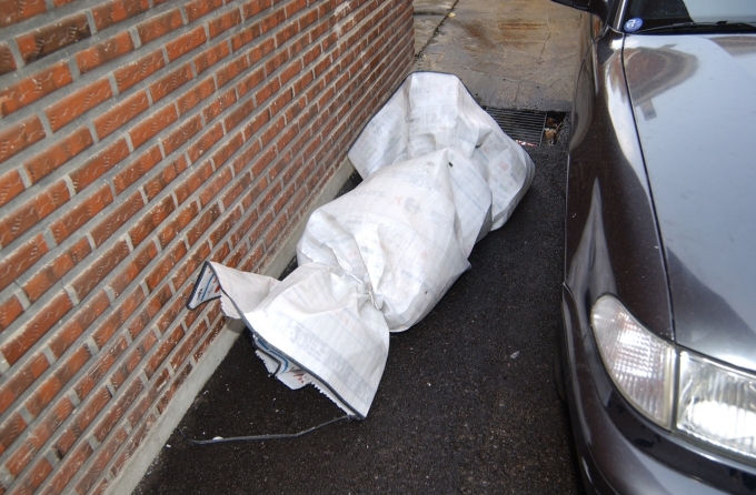 Thi thể thứ hai được bọc trong tấm chiếu dã ngoại, vứt trong bãi đậu xe ở khu dân cư Sinjeong-dong, tháng 11/2005. Ảnh: Seoul Metropolitan Police