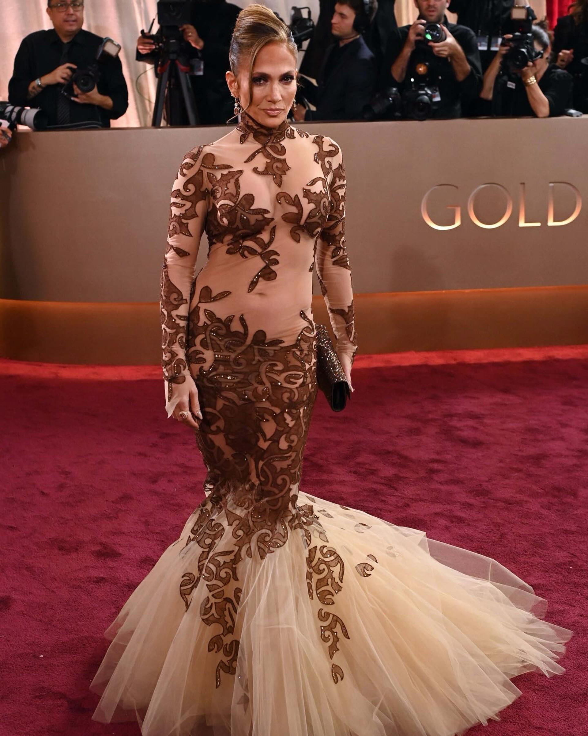 Jennifer Lopez diện váy xuyên thấu, chứng minh “tuổi tác chỉ là con số” - 2