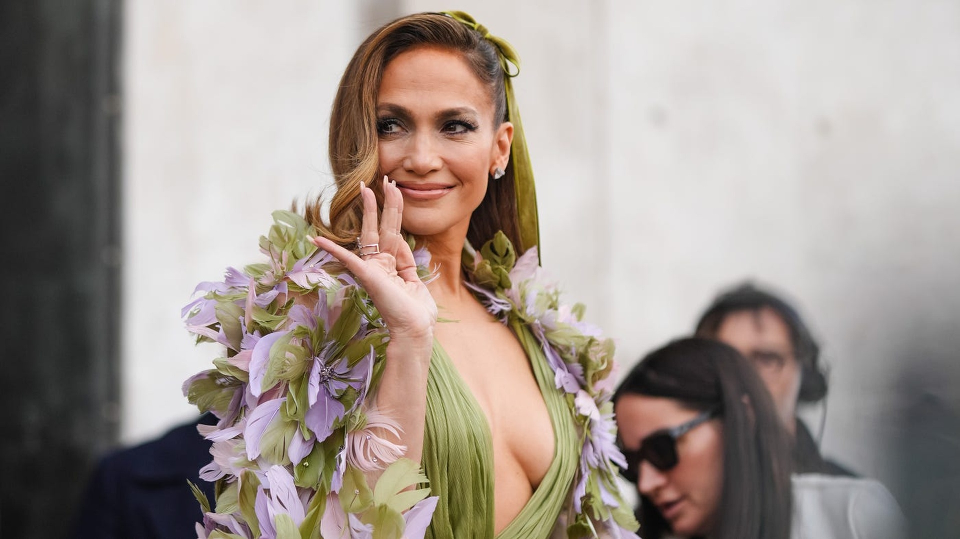 Jennifer Lopez diện váy xuyên thấu, chứng minh “tuổi tác chỉ là con số” - 4