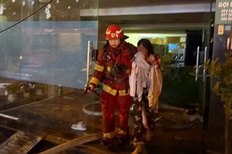 Cháy nhà nghỉ cao 8 tầng ở Hà Nội, 7 người được giải cứu an toàn