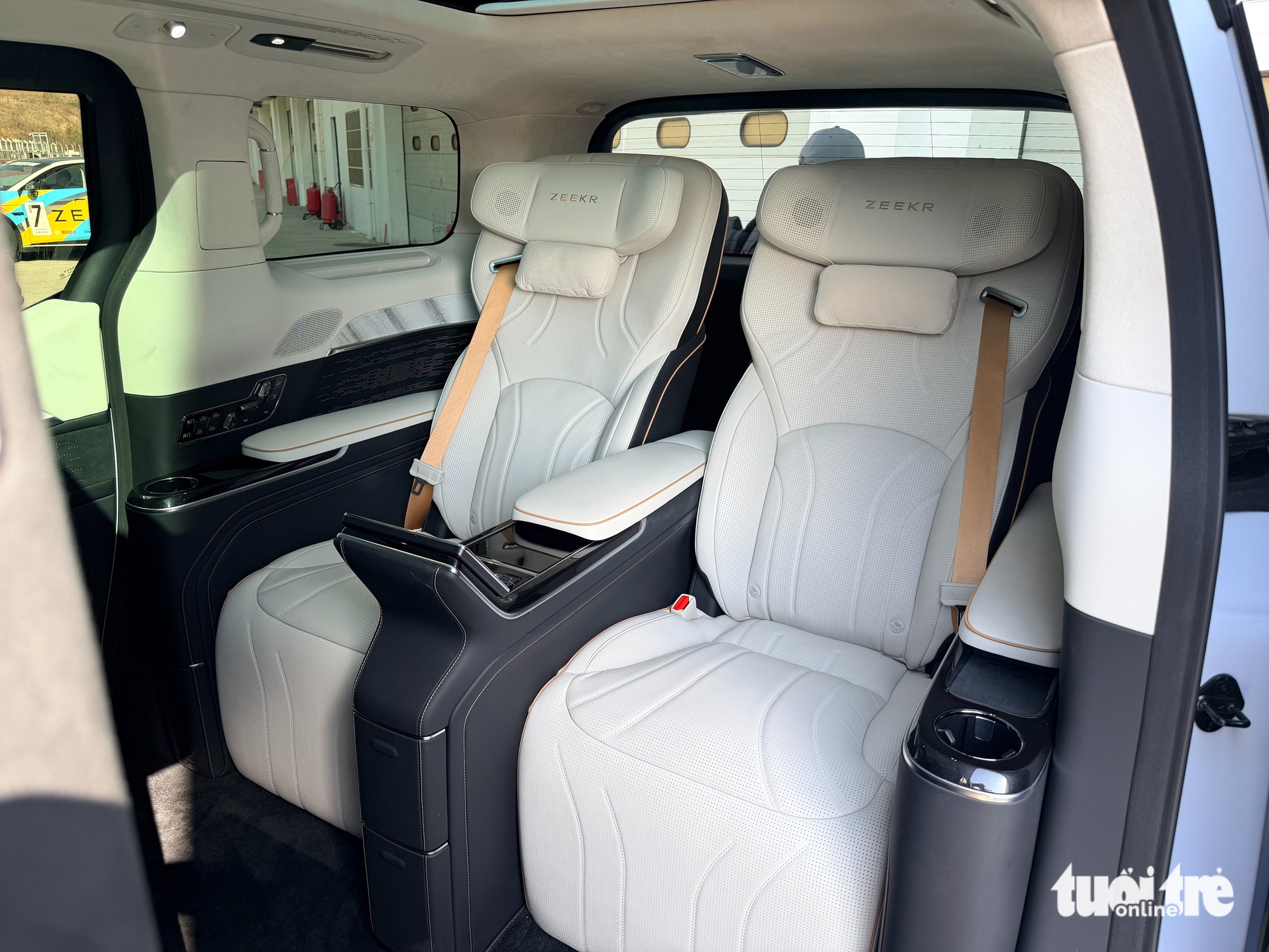 'Ngồi Zeekr 009 sắp về Việt Nam để hiểu vì sao Toyota Alphard sắp có đối thủ đáng gờm' 3 Zeekr - Ảnh 3.