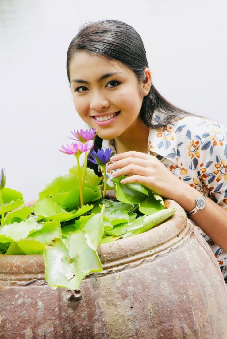 Tăng Thanh Hà khi đó được yêu mến với nét đẹp mộc mạc, tự nhiên. Cô vào vai Út Nhỏ, sinh ra trong một gia đình chuyên làm nghề đóng xuồng. Người cha bệnh tật, già cả nên không tiếp tục nổi công việc, giao cơ nghiệp cho các con gánh vác. Út Nhỏ quyết tâm vực dậy sản nghiệp của gia tộc đang tụt dốc.