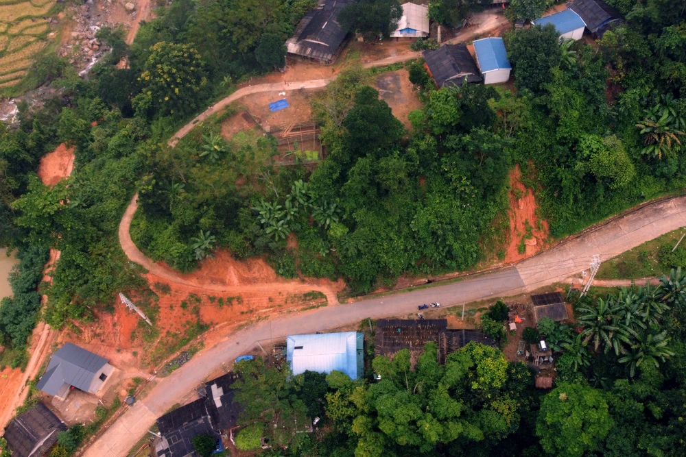Những ngôi nhà chênh vênh bên sườn núi, chỉ cần một trận mưa lớn” trong đêm, là người dân chạy thoát thân vì nỗi lo núi lở. Ảnh: ĐẶNG TRUNG A18.JPG