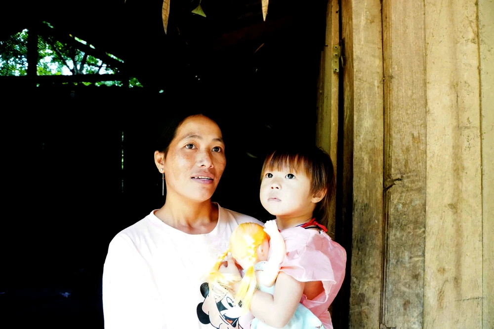 Chị Hơ Thị Dia kể nhà dưới chân núi, thỉnh thoảng vẫn sạt lở nhỏ, nhưng khi chính quyền vận động là bỏ nhà đi để bảo đảm an toàn tính mạng. Ảnh: ĐẶNG TRUNG A21.jpg