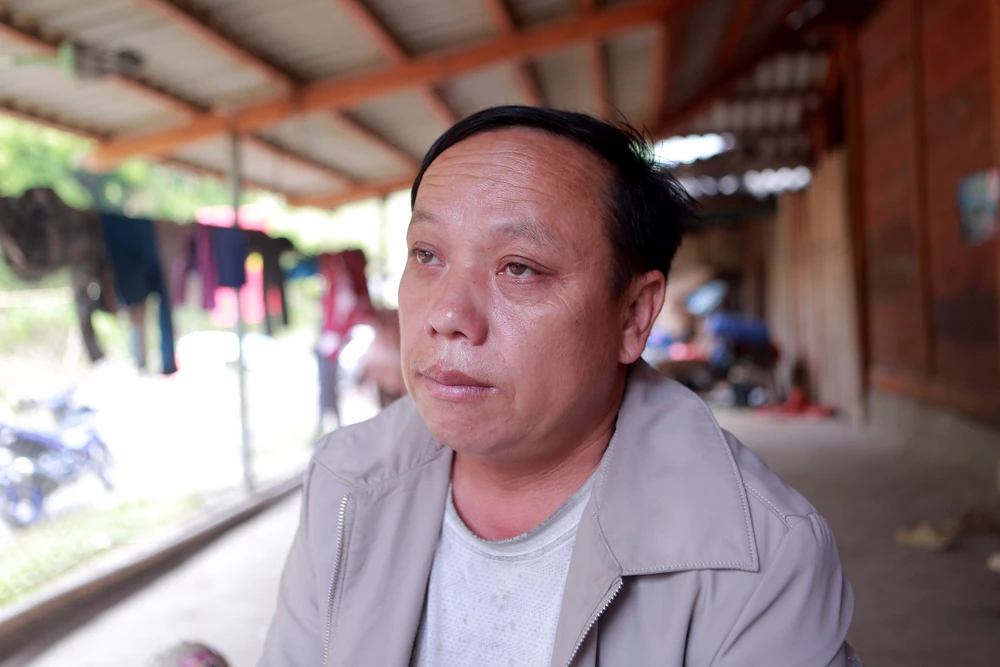 Ông Lâu Văn Pó, Trưởng bản Pù Đứa rớt nước mắt khi nói về cảnh chạy bão lũ, sống không yên khi chưa có tái định cư. Ảnh: ĐẶNG TRUNG A24.JPG