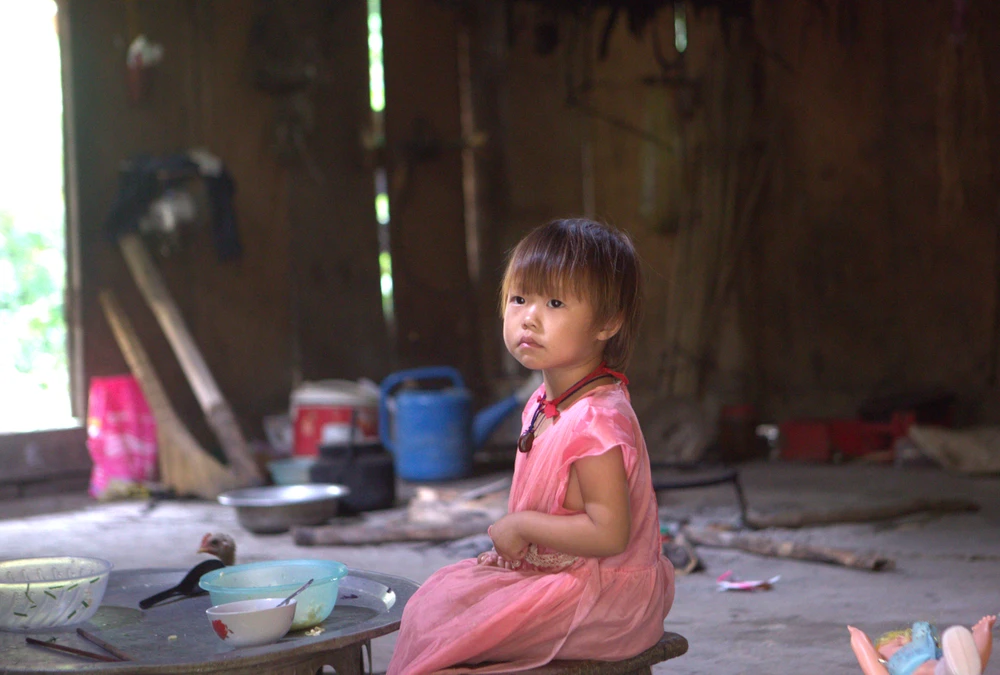 Một đứa trẻ ở Pù Đứa trong bữa trưa chiều cuối đông ở Pù Đứa. Ảnh: ĐẶNG TRUNG A22.jpg